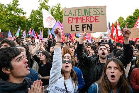 «La jeunesse EMM**** le front Nazional» 